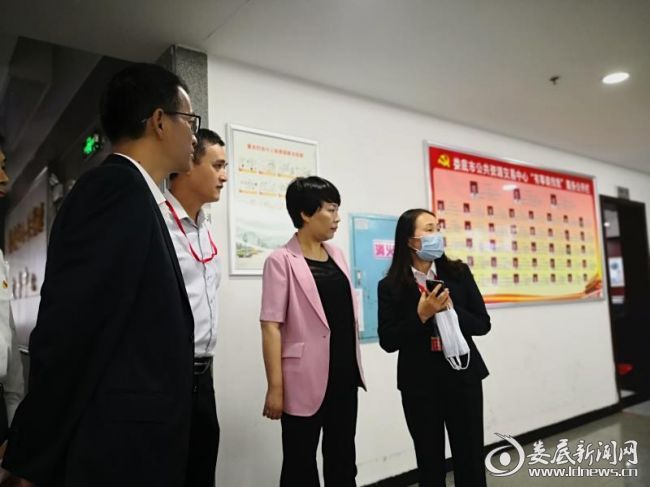 （会前，市委常委、常务副市长张希慧（右二）在市公共资源交易中心现场调研。）