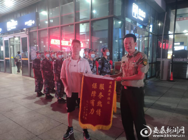 （图为接兵部队为市军供站送锦旗）