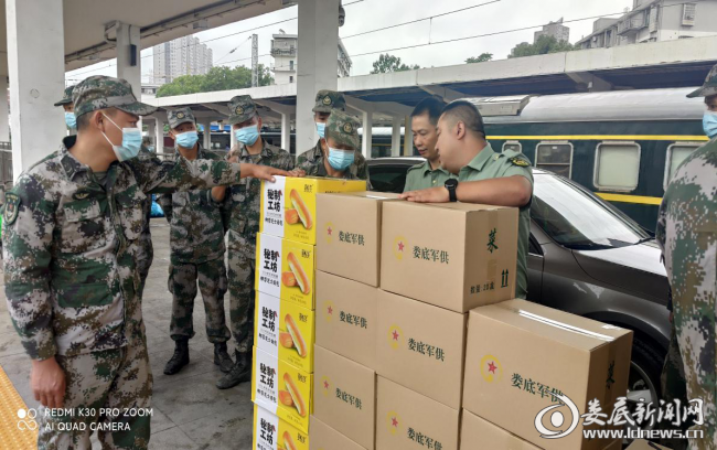 （图为市军供站为过往部队送去鲜美可口的早餐）