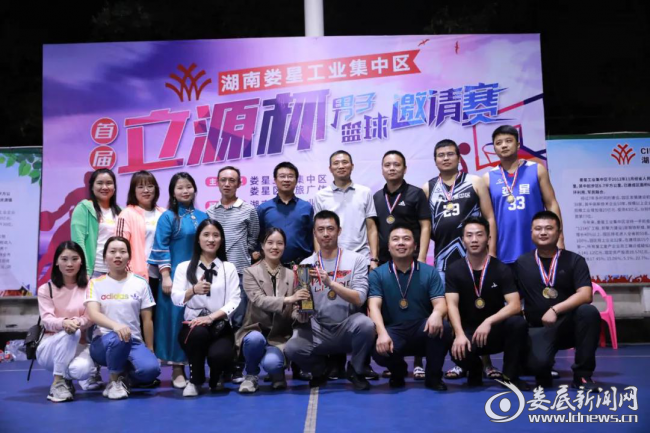 (区委副书记邓伟谋与工业集中区代表队合影)