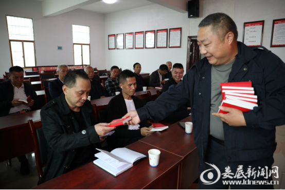 （市司法局工作人员现场为集云村全体党员赠送了《民法典》）