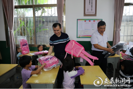 （何觉星一行来到桑梓镇集云小学、田庄完全小学开展爱心捐助活动，为孩子们送上爱心物资）