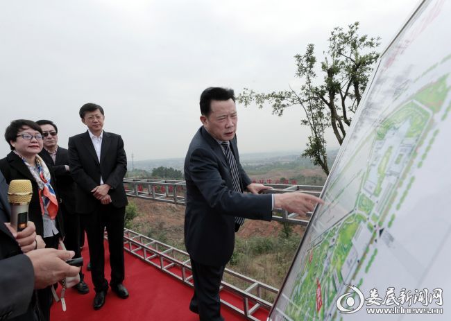 （签约仪式前，梁稳根一行在刘非、杨懿文等市领导陪同下，先后赴三一液压油缸智能生态工业城、三一重卡零部件产业园项目实地考察。这是梁稳根一行在三一液压油缸智能生态工业城实地考察）