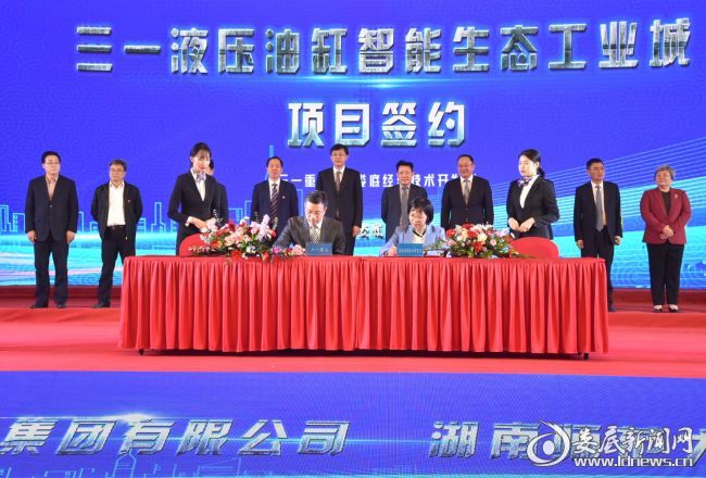 （10月9日，国庆、中秋假期后的第一个工作日，娄底市与三一集团有限公司、湖南师范大学举行项目签约仪式，三一液压油缸智能生态工业城、三一重卡零部件产业园、三一路基灯塔工厂和湖南师大附属学校（春元学校、涟源三一学校）等5个重大项目正式落户娄底，签约总投资100亿元，有望拉动相关配套产业投资100亿元）