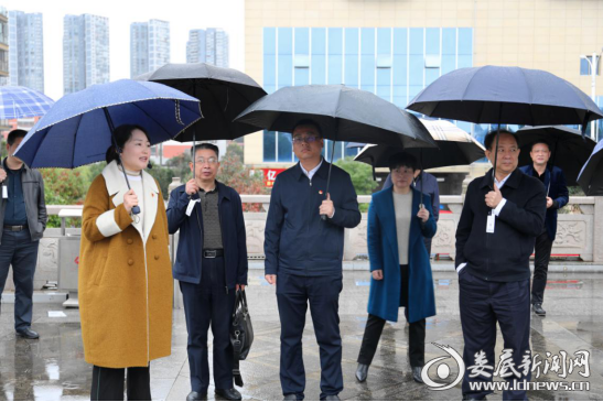 （检查组一行在新化县资江风光带法治文化公园，了解法治文化建设情况）
