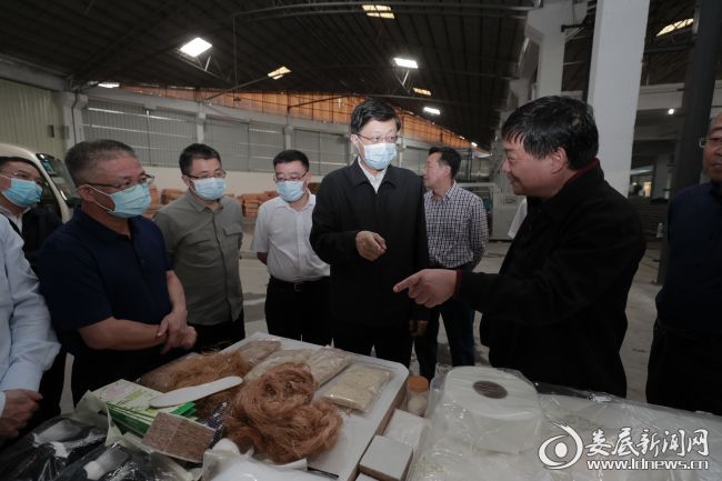 （图三：刘非一行考察佛山市一重新材料有限公司）