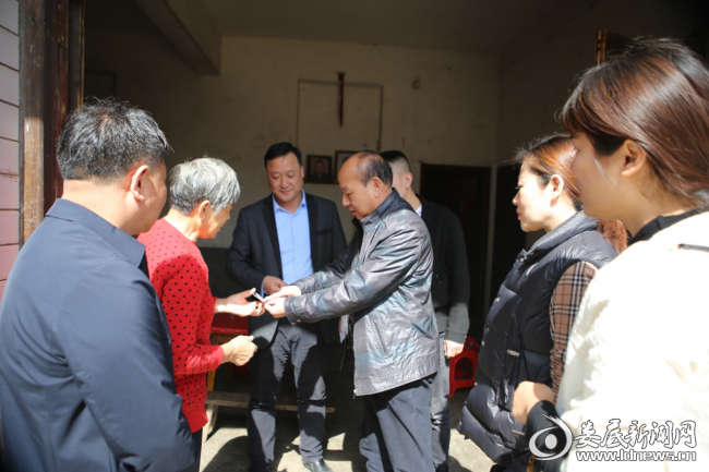 王志辉调研员慰问高龄贫困老人