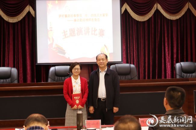 （市司法局局长周小平为获得一等奖的参赛选手颁奖）