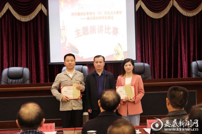 （市司法局党组书记何觉星为获得二等奖的参赛选手颁奖）