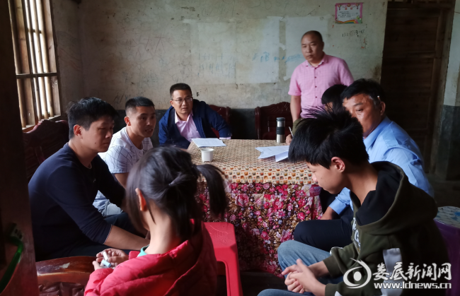 湄江镇党政领导与学校老师一行在黄罗湾村龙宇泽坤家中劝返