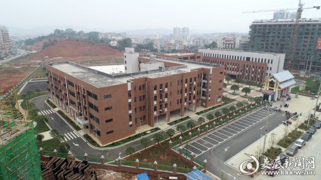 占地面积约41亩、总建筑面积约12000平方米、总投资规模约5400万元的双峰湾田学校，于2018年9月1日正式投入使用，极大缓解了当地“大班额”问题 郭正航摄 13973870466