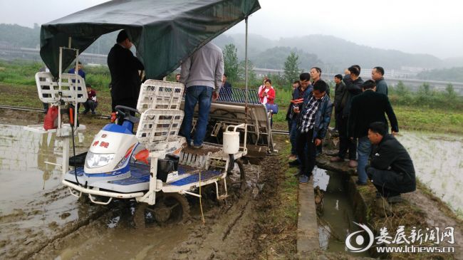 涟源市职教中心组织的新型农民培育实践课堂