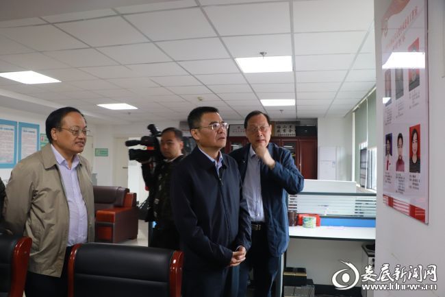 （娄底市政协主席姚兵在新化县政协武术文化传承委员工作室调研）