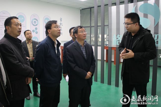 （湖南格仑超熔科技有限公司负责人汇报项目生产情况）