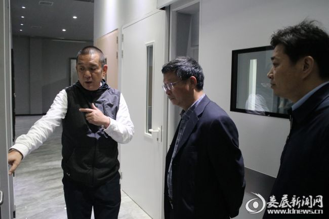 （在湖南格瑞斯门业特种与智能防控系统及防火材料项目陈列间，调研查看生产品）
