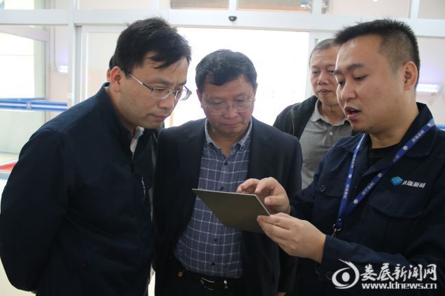 （调研组在湖南五江高科技电路板用高分辨率感光干膜项目查看生产成品）