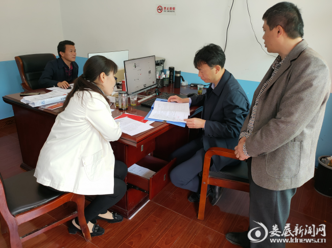 （11月17日，娄星工业集中区党工委书记、管委会主任付朝晖到园区挂点扶贫村督查脱贫攻坚工作）