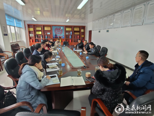 (11月26日中午,娄星工业集中区党工委书记、管委会主任付朝晖带领在家班子成员、部室负责人来到园区内企业湖南富厚酒业有限公司召开现场办公会)