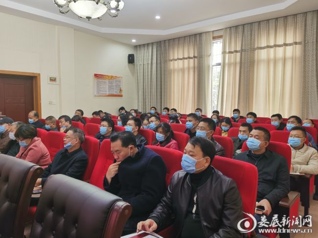 图片9 落实疫情防控措施，学员认真听讲