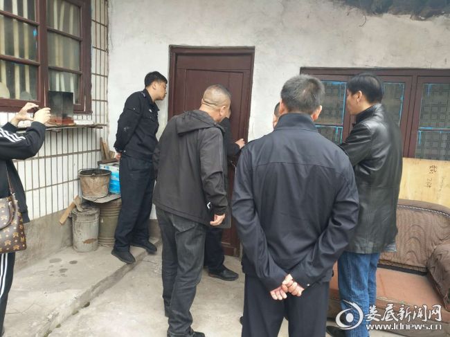 （冷水江街道人大工委入户为群众解决实际问题）
