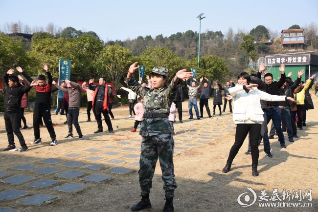 比赛间隙大家同跳健身舞