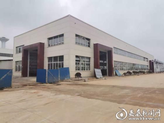 （湖南石牛汽车项目标准厂房基本建成，正在安装设备）