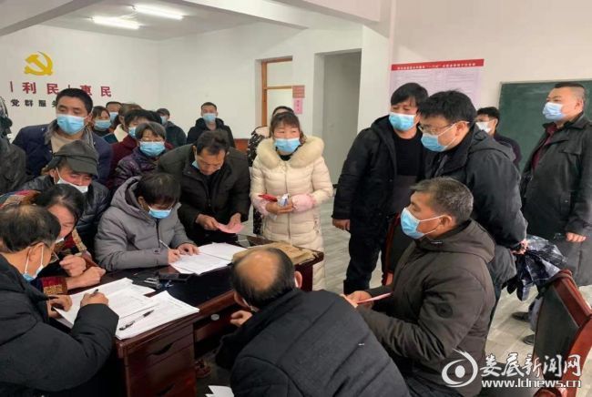 <p>邓伟在荣华乡荣华村察看村级换届选民投票情况</p>