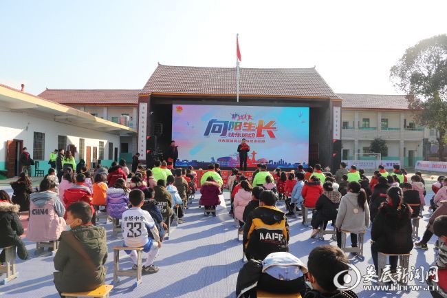 （1月13日，“向阳生长 快乐运动”共青团体育公益捐赠进校园活动为娄星区增桥中心小学校带来了崭新的体育器材）