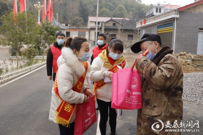 （1月26日，市禁毒办志愿者走进涟源市杨市镇板桥村，走村入户宣传禁毒知识）