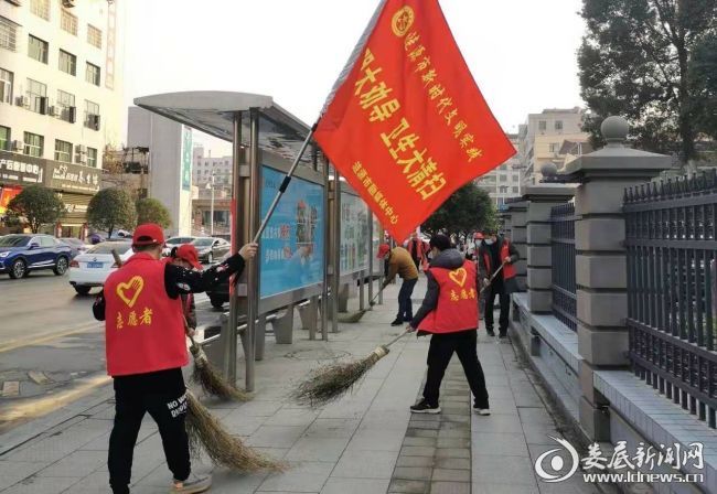 (涟源市掀起文明大劝导、卫生大清扫热潮，在蓝田城区以及各乡镇街道随处可见“红马甲”忙碌的身影)