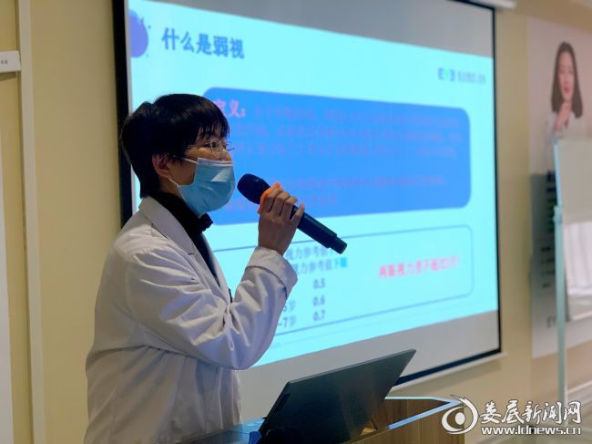 谭健与现场家长交流