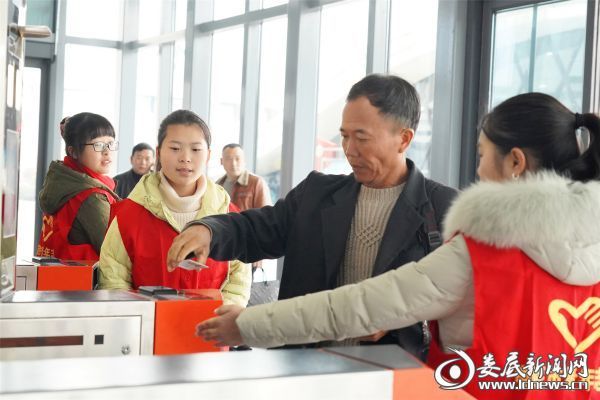 （在火车站、高铁南站、长韶娄高速出口处、汽车南站和娄怀高速娄底南等服务点，穿着红马甲的志愿者，将装有点心、矿泉水、便民服务手册和新春挂历的“温暖包”送到返乡人员手中，为他们提供便民服务与帮助，送去寒冷冬日里的温暖和新春祝福。图片由志愿者提供）