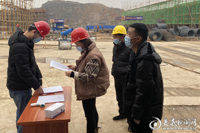 （图为园区在科技创业园项目进行安全跟踪检查和上工人员名单抽查）