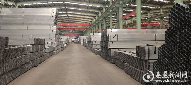 （车间内已是一派热火朝天的生产景象）