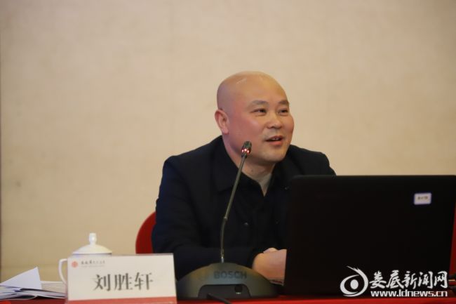 （湖南省农业农村厅政策与改革处刘胜轩为培训班学员授课）