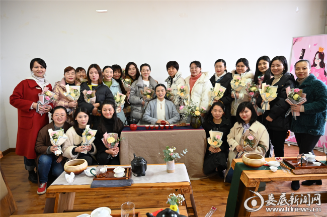 （3月7日，娄星工业集中区在花溪谷文化园组织开展“茶香琴韵，最美女神”茶艺活动。）