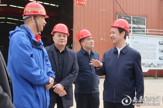 （3月15日，娄星区委书记彭健初带队到娄星工业园区调研项目建设工作。图为调研组一行在利钢三期项目现场）