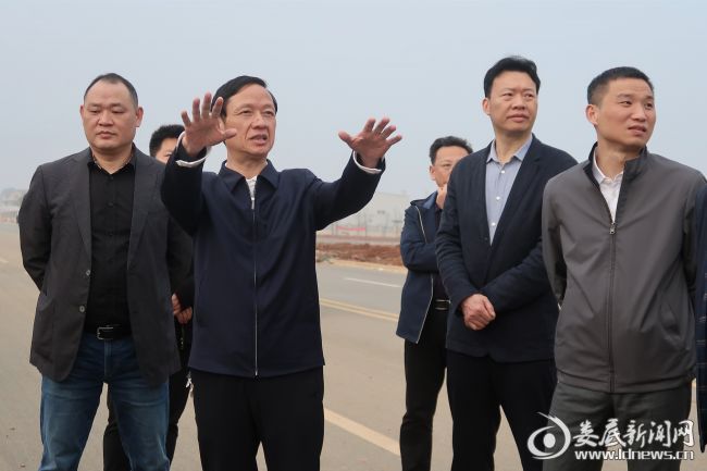 （3月15日，娄星区委书记彭健初带队到娄星工业园区调研项目建设工作。图为调研组一行在利钢三期项目现场）