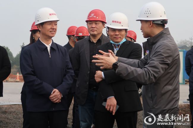 （3月15日，娄星区委书记彭健初带队到娄星工业园区调研项目建设工作。图为调研组一行在海特工程机械园项目现场）