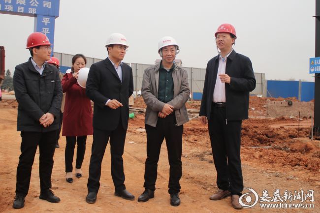 (李德仁一行来到海特工程机械配套产业园项目施工现场,看展板、听汇报,实地查看项目建设进度,仔细询问企业投产计划)