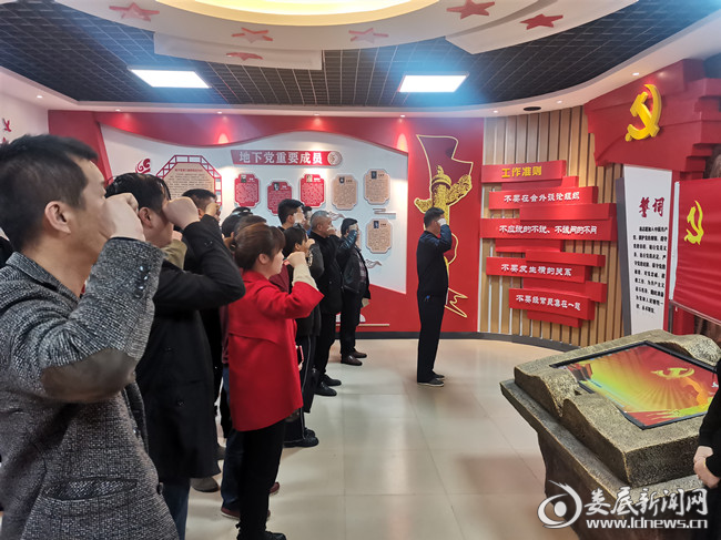 （全体党员重温入党誓词）