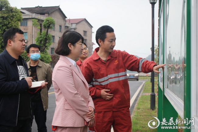 （4月19日，娄底市双峰县副县长刘燕率队到娄星工业集中区考察交流。这是在娄星工业集中区污水处理厂听取相关负责人介绍水厂请情况）