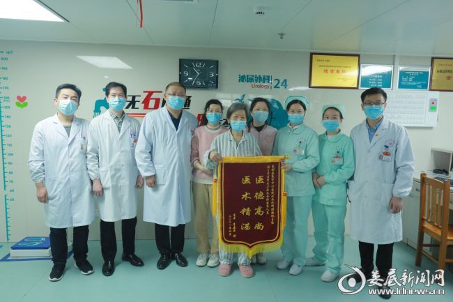 出院前，李阿姨及家人与24病室医务人员合影留念