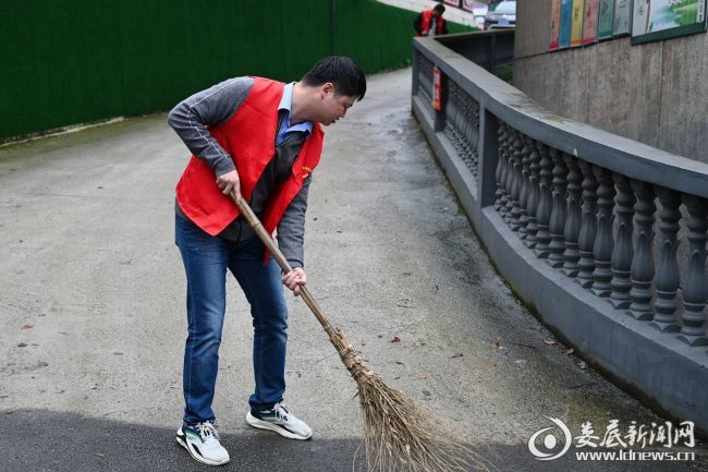 （园区志愿者把巷路清扫干净）