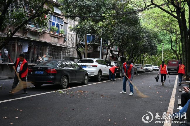 （在大家的齐心协力下，塑料袋、碎纸屑、小广告不见了，社区环境焕然一新）