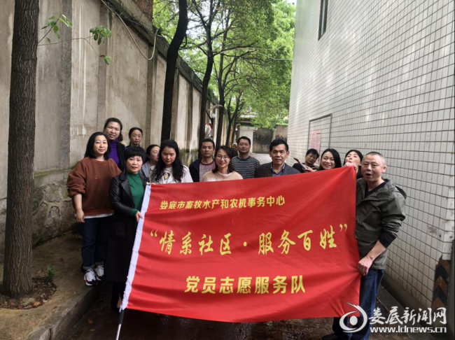 （4月28日下午，“情系社区 服务百姓”党员志愿服务队组织党员到长春社区开展志愿活动——义务大扫除。）