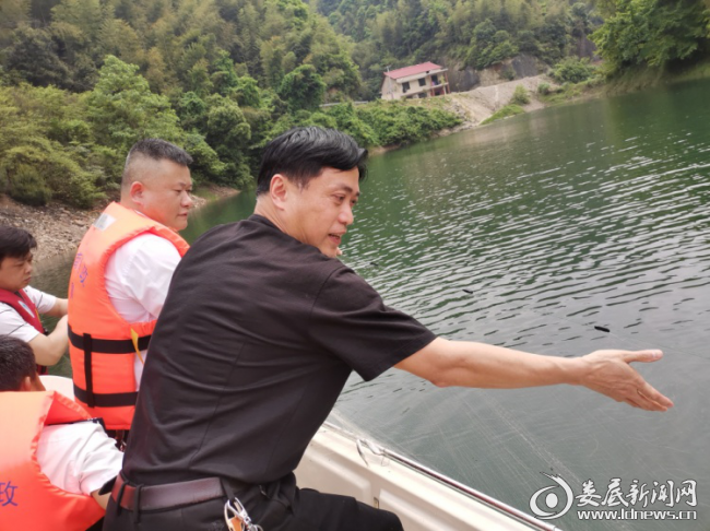联合执法队伍在燕宵水库收缴丝网（挂网）