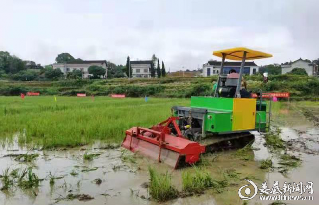 （湖南农友机械集团技术人员指导学员操作旋耕机进行机耕实践操作）