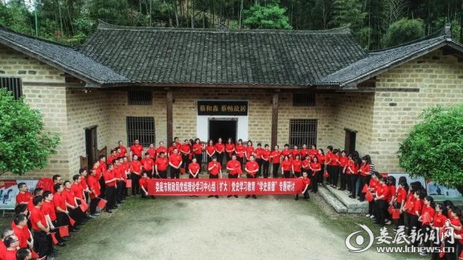 （“学史崇德”专题学习研讨会现场）