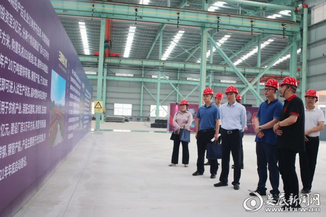 （5月13日，省委编办机构编制三处处长（二级巡视员）郑江红、四级调研员齐悦一行来娄星工业集中区，实地调研园区成立以来的运行情况。这是调研组在湖南利钢金属制品有限公司生产线实地走访调研听取企业负责人汇报。）